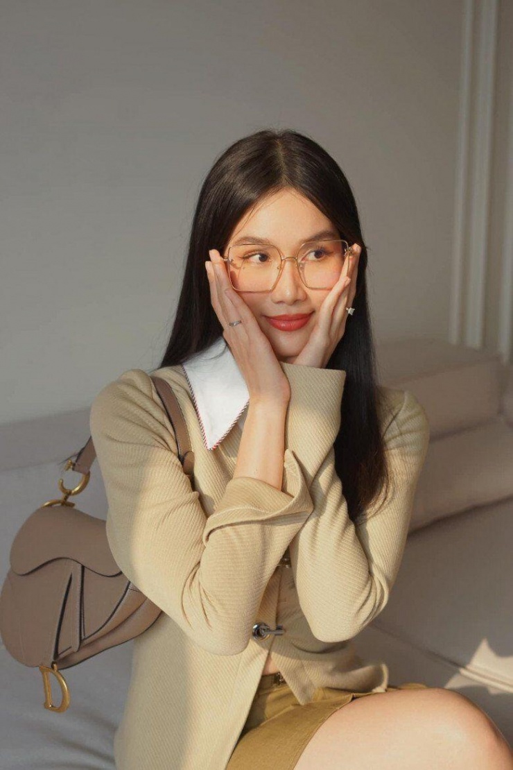 Chiếc túi yên ngựa – thiết kế kinh điển do John Galliano sáng tạo cho Dior – cũng nằm trong danh sách bảo bối thời trang của Á hậu Phương Anh. Cô sở hữu tới hai phiên bản màu trắng và be, mỗi chiếc trị giá khoảng 4.400 USD (tương đương 108,9 triệu đồng)