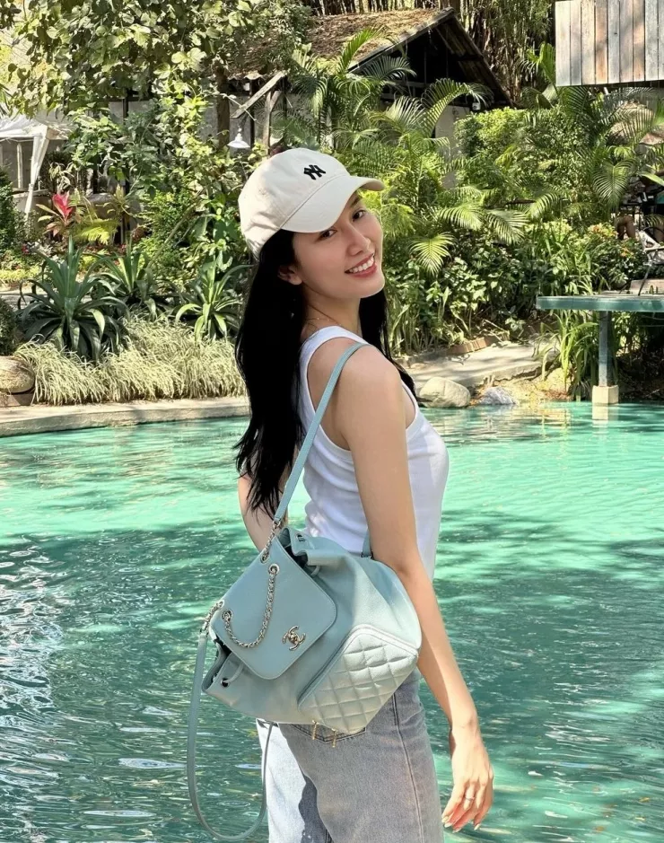 Trong những chuyến dã ngoại hay dạo phố, Á hậu Phương Anh thường mang theo chiếc ba lô Chanel màu xanh pastel chế tác từ da calfskin cao cấp, trị giá 6.000 USD (khoảng 148,5 triệu đồng