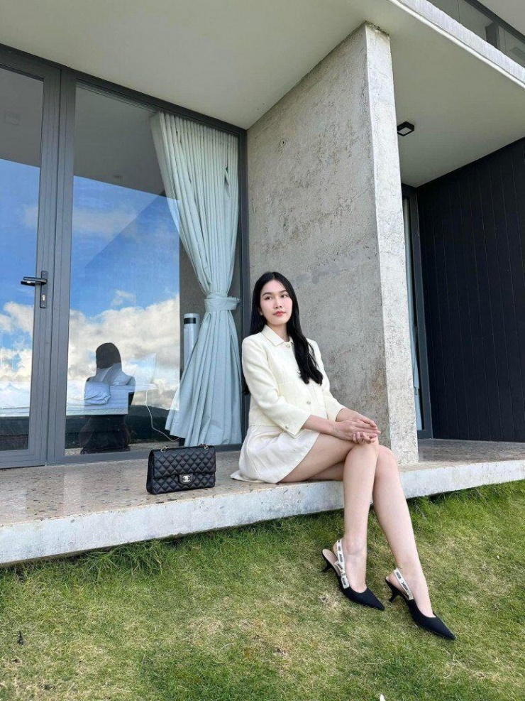 Trong một lần xuống phố, Phạm Ngọc Phương Anh diện mẫu túi Chanel Classic trị giá hơn 200 triệu đồng, khéo léo phối cùng đôi giày Dior xa xỉ trị giá nghìn đô.