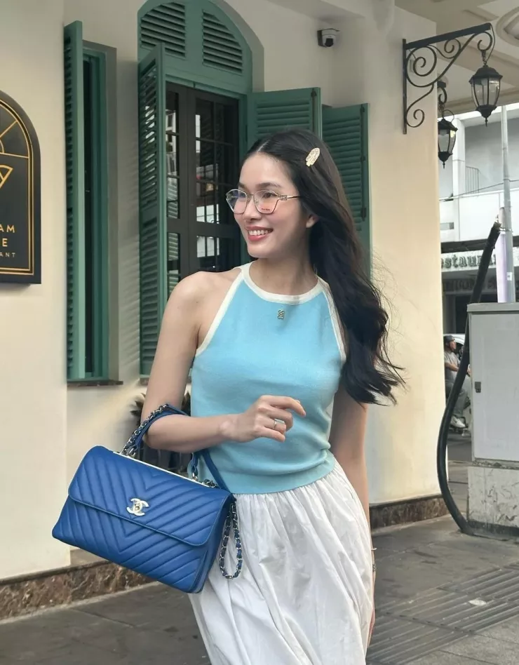 Bộ sưu tập Chanel của Á hậu Phương Anh còn có một mẫu túi cỡ lớn chần họa tiết chữ V sang trọng trị giá khoảng 11.000 USD (tương đương 272,3 triệu đồng).