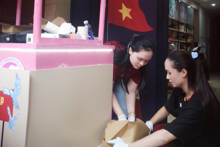 Bà xã cầu thủ Duy Mạnh và Văn Quyết tặng kem cho người dân xem diễu binh