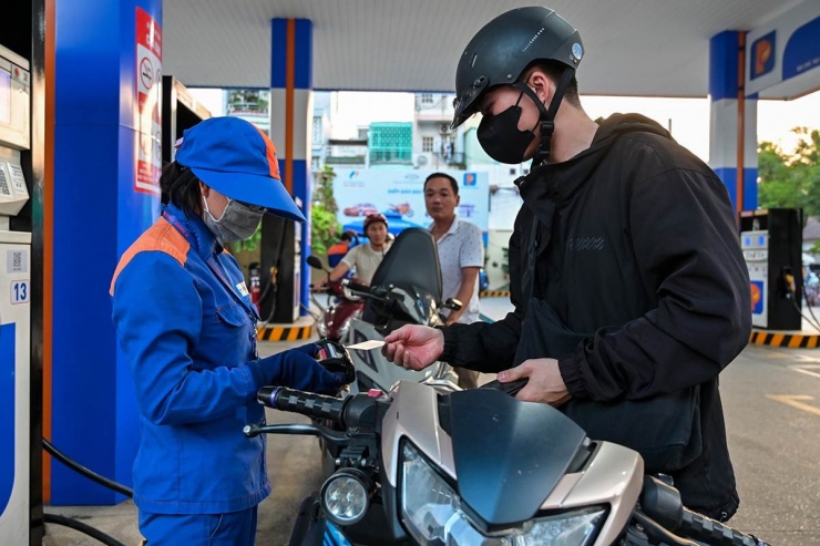 Giá xăng được điều chỉnh tăng. Ảnh: Nguyễn Huế