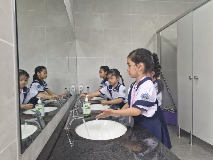 Nhà vệ sinh Trường Tiểu học Đặng Thuỳ Trâm sạch sẽ khiến học sinh không cảm thấy ngại khi đi vệ sinh. Ảnh: NGUYỄN QUYÊN