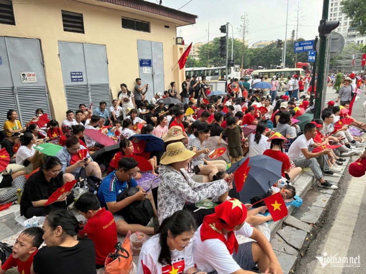 Du khách mang cơm cuộn, bún chả, chờ 10 tiếng để xem hợp luyện mừng 2/9 - 2