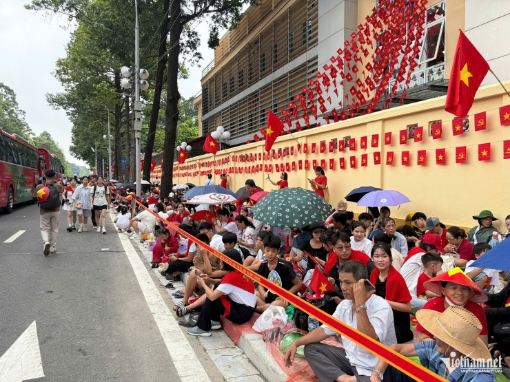 Du khách mang cơm cuộn, bún chả, chờ 10 tiếng để xem hợp luyện mừng 2/9 - 1