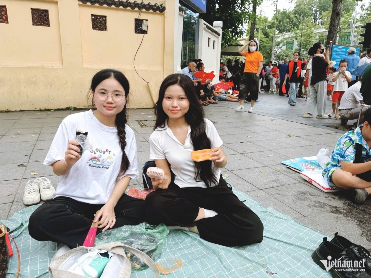 Du khách mang cơm cuộn, bún chả, chờ 10 tiếng để xem hợp luyện mừng 2/9 - 3