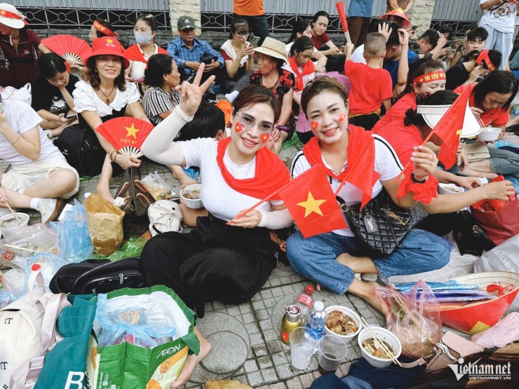 Du khách mang cơm cuộn, bún chả, chờ 10 tiếng để xem hợp luyện mừng 2/9 - 5