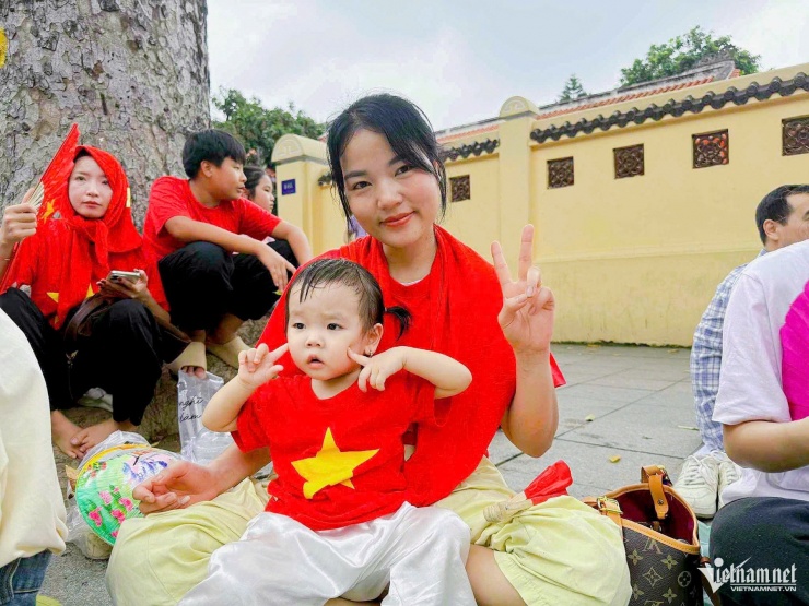 Du khách mang cơm cuộn, bún chả, chờ 10 tiếng để xem hợp luyện mừng 2/9 - 4