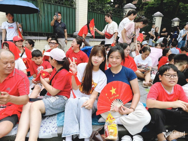 Du khách mang cơm cuộn, bún chả, chờ 10 tiếng để xem hợp luyện mừng 2/9 - 6