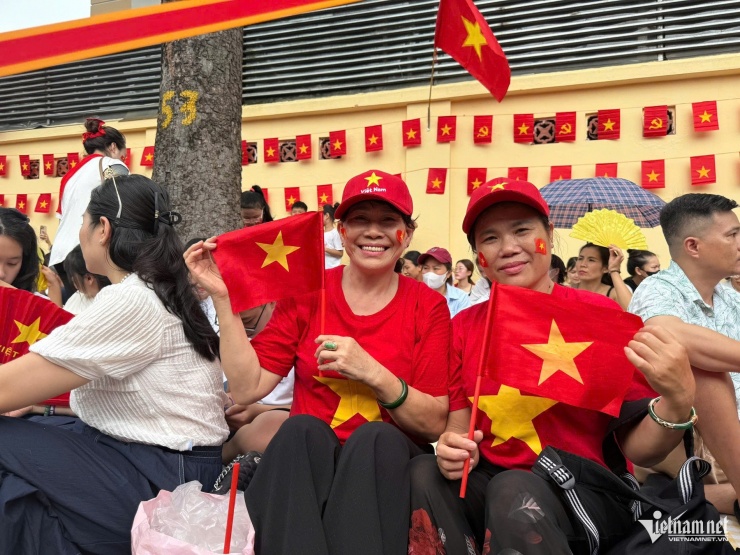 Du khách mang cơm cuộn, bún chả, chờ 10 tiếng để xem hợp luyện mừng 2/9 - 7