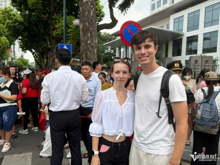 Du khách mang cơm cuộn, bún chả, chờ 10 tiếng để xem hợp luyện mừng 2/9 - 8