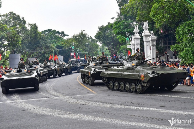 Xe thiết giáp BMP-2 trên đường Thanh Niên. Ảnh: Hoàng Hà