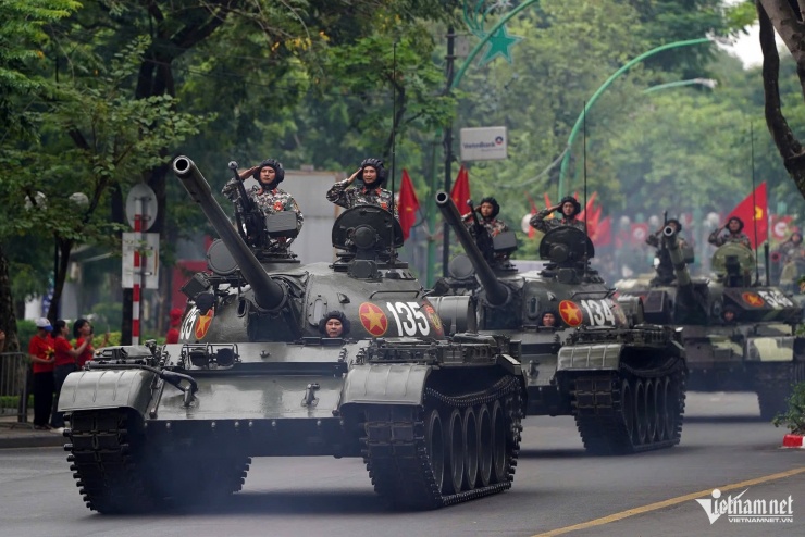 Đoàn xe tăng T-55 qua đường Thanh Niên. Ảnh: Trần Minh Quân