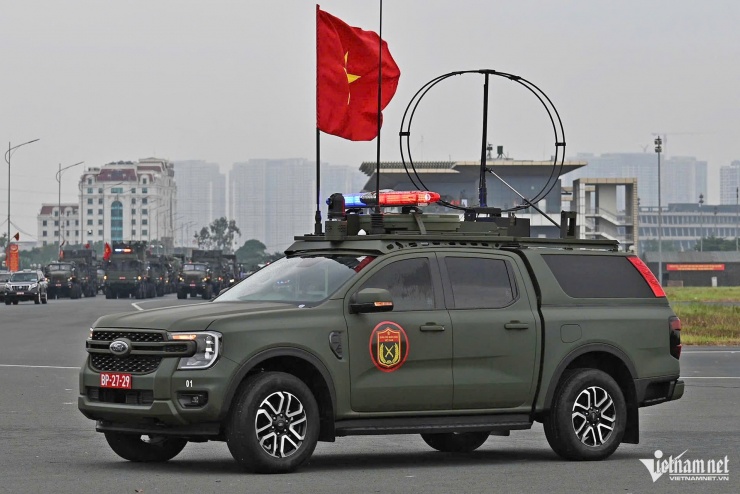 Xe chỉ huy thông tin. Ảnh: Phùng Huy Anh