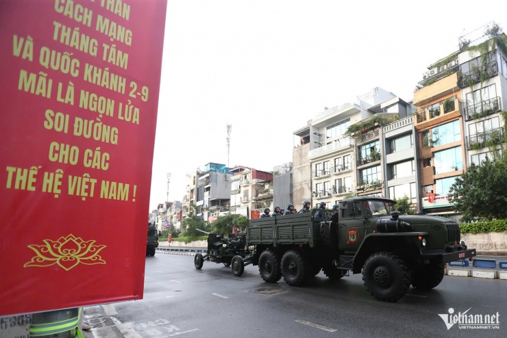 Đoàn xe chở khí tài đi qua đường Nghi Tàm. Ảnh: Quyết Thắng