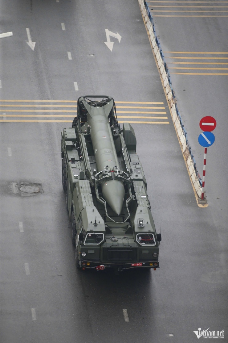 Tên lửa Scud - B được cơ động về trung tâm Hà Nội. Ảnh: Quyết Thắng