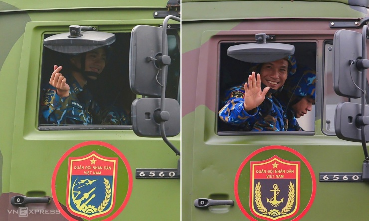 Người dân giao lưu với chiến sĩ diễu binh ở Ba Đình - 4