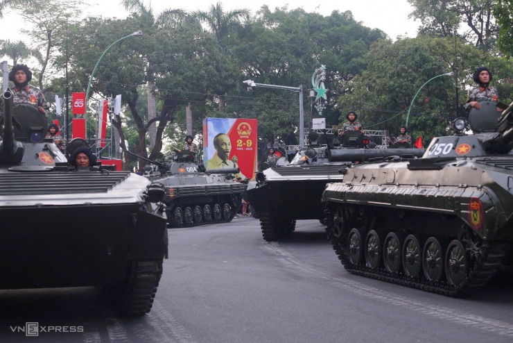 Người dân giao lưu với chiến sĩ diễu binh ở Ba Đình - 5