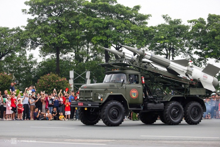 Người dân giao lưu với chiến sĩ diễu binh ở Ba Đình - 3