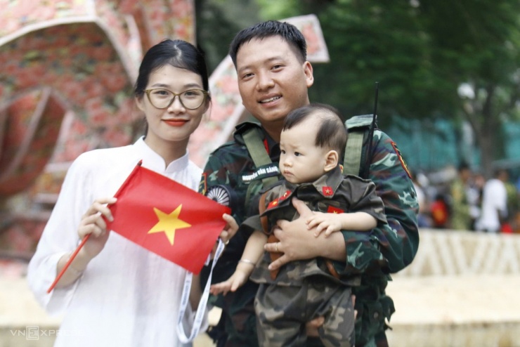 Người dân giao lưu với chiến sĩ diễu binh ở Ba Đình - 8