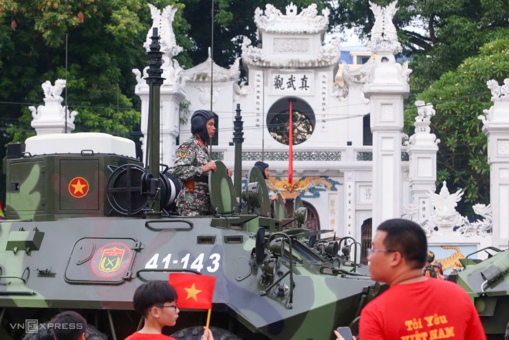 Người dân giao lưu với chiến sĩ diễu binh ở Ba Đình - 6