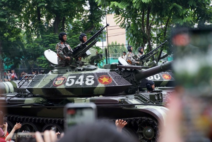 Người dân giao lưu với chiến sĩ diễu binh ở Ba Đình - 7