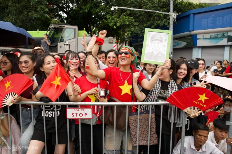 Người dân giao lưu với chiến sĩ diễu binh ở Ba Đình - 12