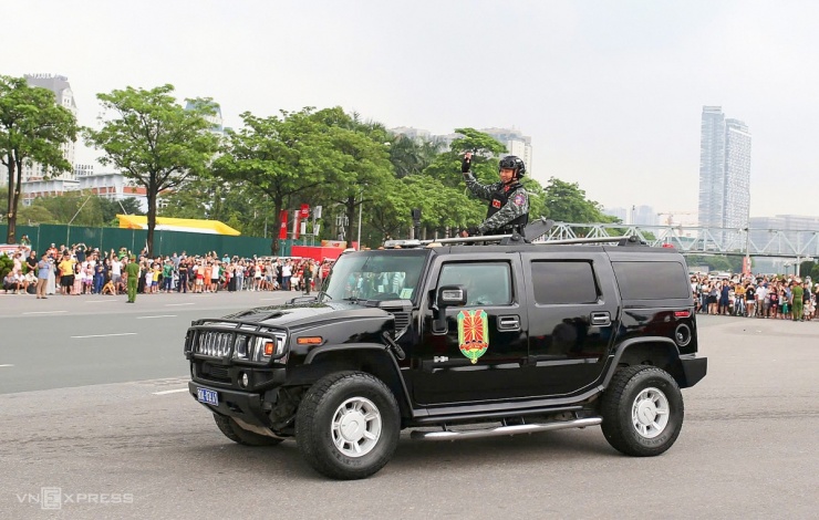 Người dân giao lưu với chiến sĩ diễu binh ở Ba Đình - 11