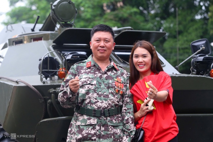 Người dân giao lưu với chiến sĩ diễu binh ở Ba Đình - 9