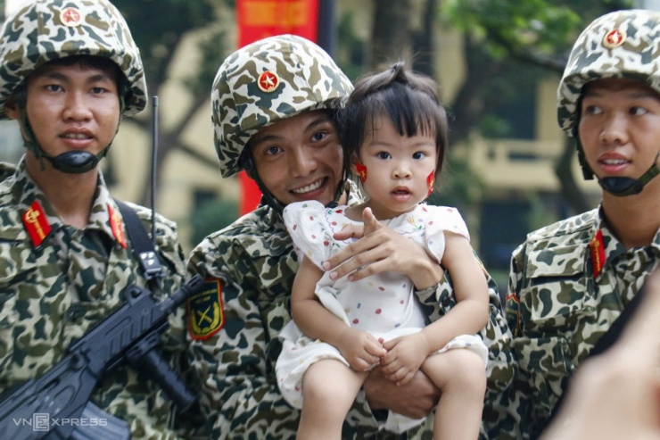 Người dân giao lưu với chiến sĩ diễu binh ở Ba Đình - 10