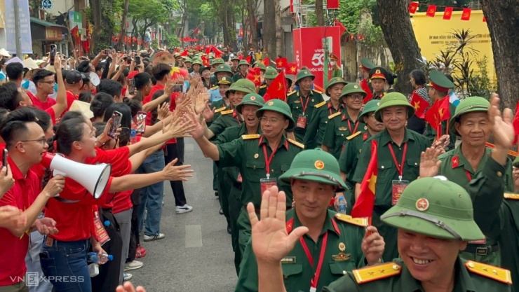 Đoàn xe tăng, thiết giáp tiến về Ba Đình ngày hợp luyện. Video: Anh Phú - Lộc Chung - Minh Hoàng