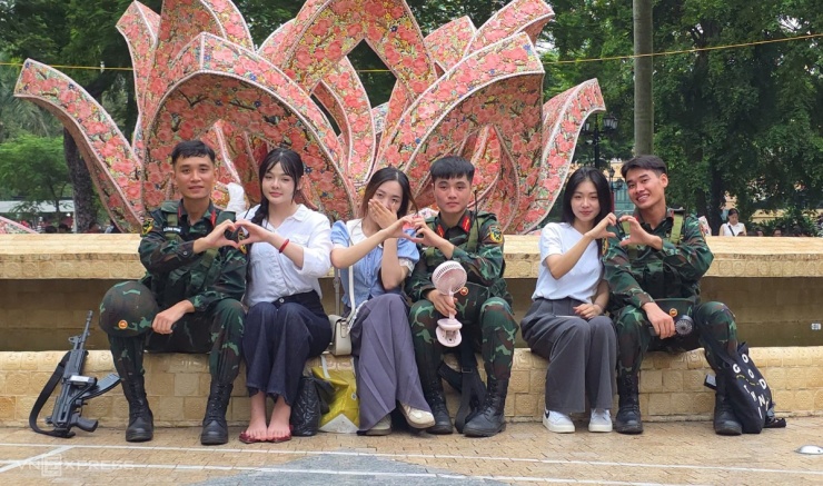 Người dân giao lưu với chiến sĩ diễu binh ở Ba Đình - 14