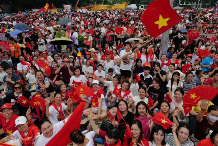 Người dân cầm cờ Tổ quốc, sticker chờ đón đoàn diễu binh, diễu hành gần quảng trường Ba Đình. Ảnh: Ngọc Thành