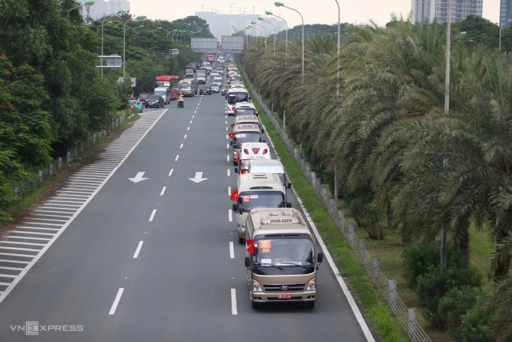 Đoàn xe chở lực lượng diễu binh, diễu hành di chuyển trên đại lộ Thăng Long, tiến vào nội đô. Ảnh: Phạm Chiểu
