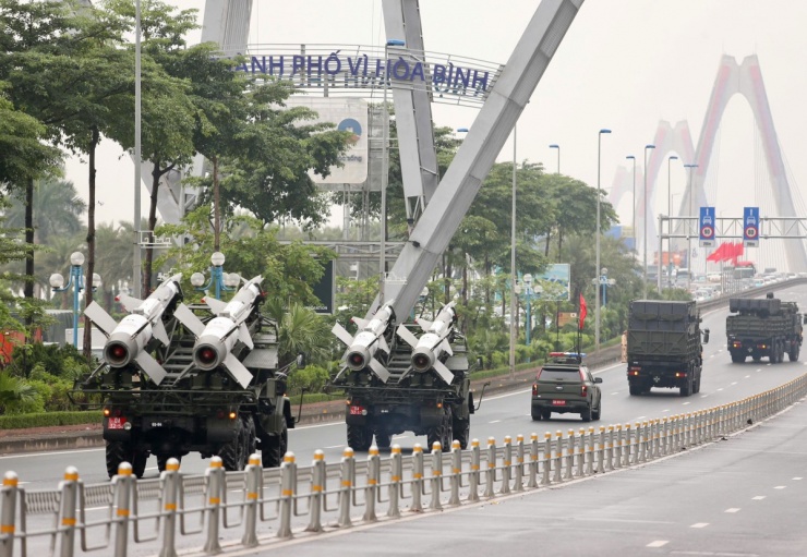Đoàn xe quân sự qua cầu Nhật Tân vào trung tâm Thủ đô. Cầu này không cấm hoàn toàn xe, chỉ tạm cấm khi các đoàn tham gia diễu binh đi qua. Ảnh: Hiếu Lương