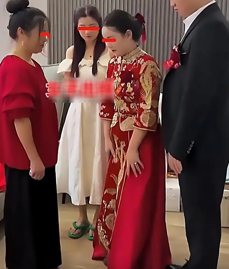 Con gái khóc, buồn vì khoản tiền sính lễ mẹ đã cho em trai. Ảnh: Sohu