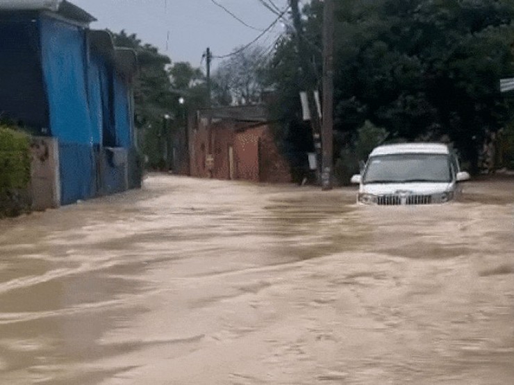 30 phút nước mưa dâng 1m, dân Đồng Nai đang ngủ thì bật dậy ôm con chạy