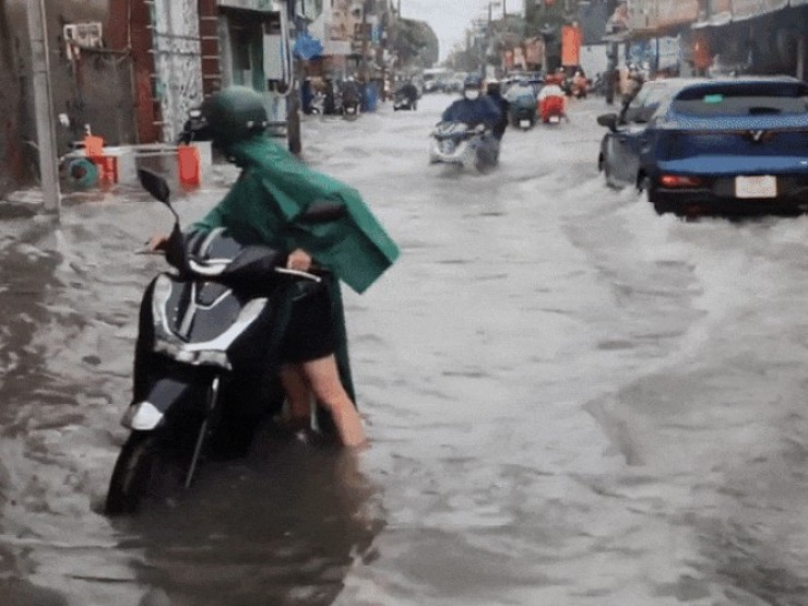 Xe máy ngã nhào giữa 'biển nước', người dân TPHCM chật vật đi làm sáng sớm