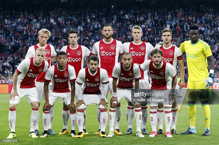 Mitchell Dijks (đứng giữa, hàng sau) từng góp mặt trong đội hình CLB Ajax năm 2018.