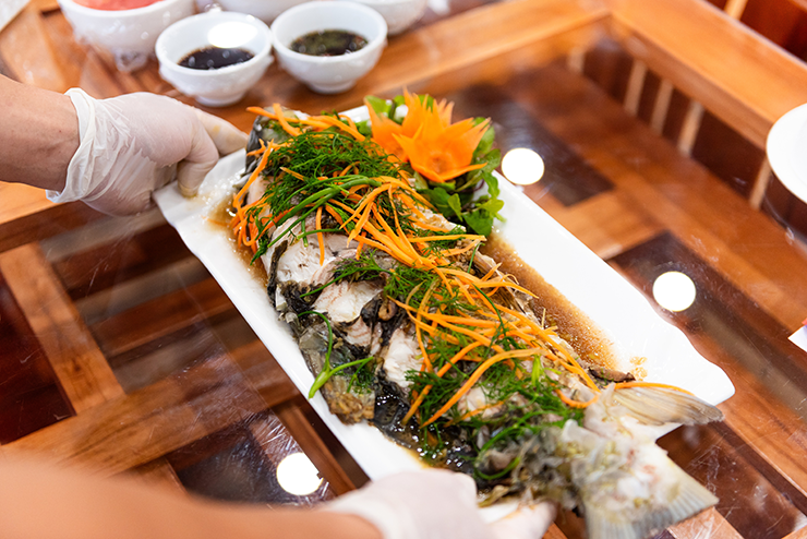 Cá bỗng có thể chế biến thành nhiều món ăn đặc sắc: nướng, hấp, gỏi... Cá bỗng có thể chế biến thành nhiều món ăn đặc sắc: nướng, hấp, gỏi...