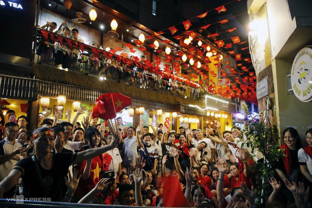 Người dân trên phố Nguyễn Thái Học chào đón các đoàn diễu binh. Ảnh: Võ Hải