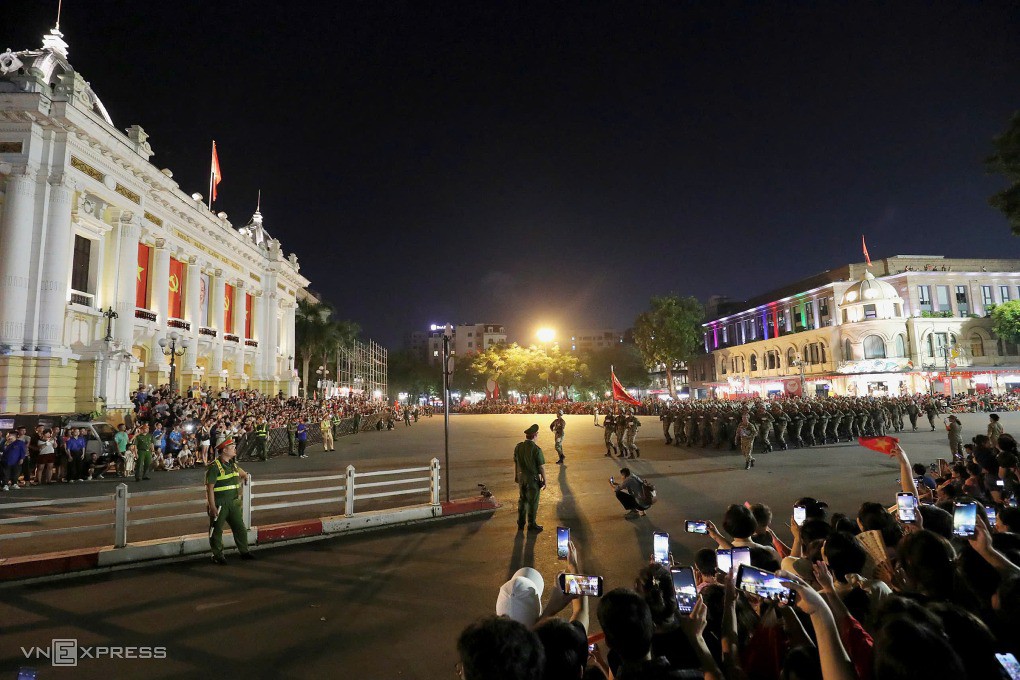 Người dân chào đón các đội diễu binh đi qua quảng trường Nhà hát lớn Hà Nội. Ảnh: Hiếu Lương