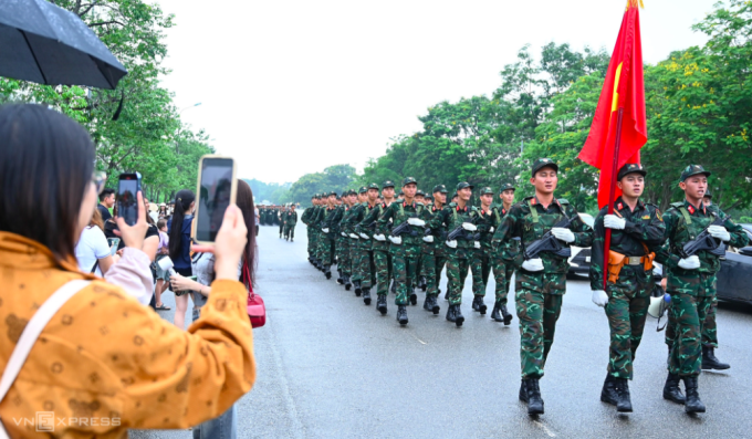 Người dân xem bộ đội hợp luyện diễu binh hồi đầu tháng 7. Ảnh: Giang Huy
