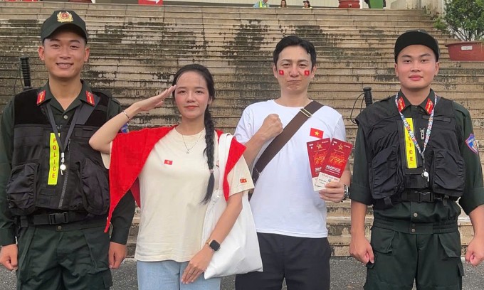 Kaneya Manabu, 44 tuổi, người Nhật Bản (thứ ba từ trái sang) cùng Cẩm Hằng (thứ hai trái sang) đi xem concert 