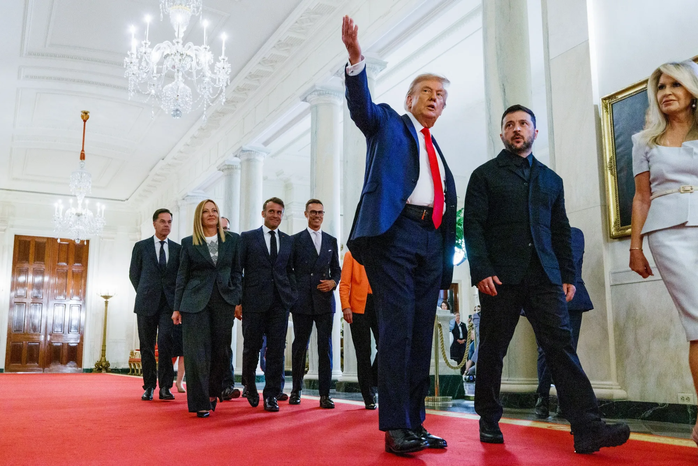 Tổng thống Mỹ Donald Trump và Tổng thống Ukraine Volodymyr Zelenskiy cùng các nhà lãnh đạo châu Âu tại Nhà Trắng hôm 18-8. Ảnh: CNP/Bloomberg