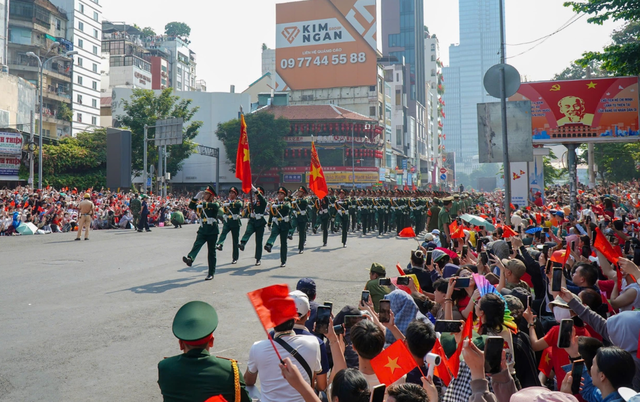 Anh Đạt đến sớm để chọn vị trí thuận lợi để xem Lễ diễu binh, diễu hành cấp quốc gia kỷ niệm 50 năm Ngày Giải phóng miền Nam, thống nhất đất nước, sáng ngày 30/4. Ảnh: NVCC.