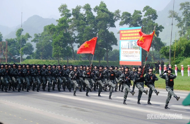 Khi các chiến sĩ đang diễu hành, mọi người cần cổ vũ một cách lịch sự, không la hét ồn ào hay có những hành động thiếu tôn trọng, câu từ khiếm nhã, thiếu chuẩn mực. Ảnh: Tuấn Anh.