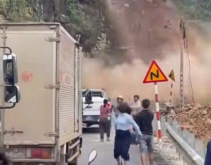 Người dân tháo chạy khi vụ sạt lở đất đá xảy ra