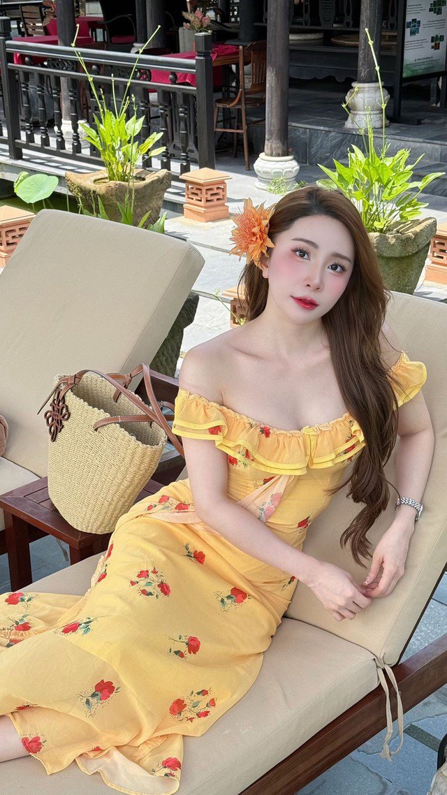 Quỳnh Nga có sở thích du lịch trong và ngoài nước, cùng với đó là những bức ảnh gợi cảm được thực hiện trong các chuyến đi.
