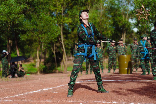 Minh Tú vẫn giữ được bản lĩnh vốn có - mạnh mẽ, kỷ luật nhưng không mất đi thần thái của một siêu mẫu.